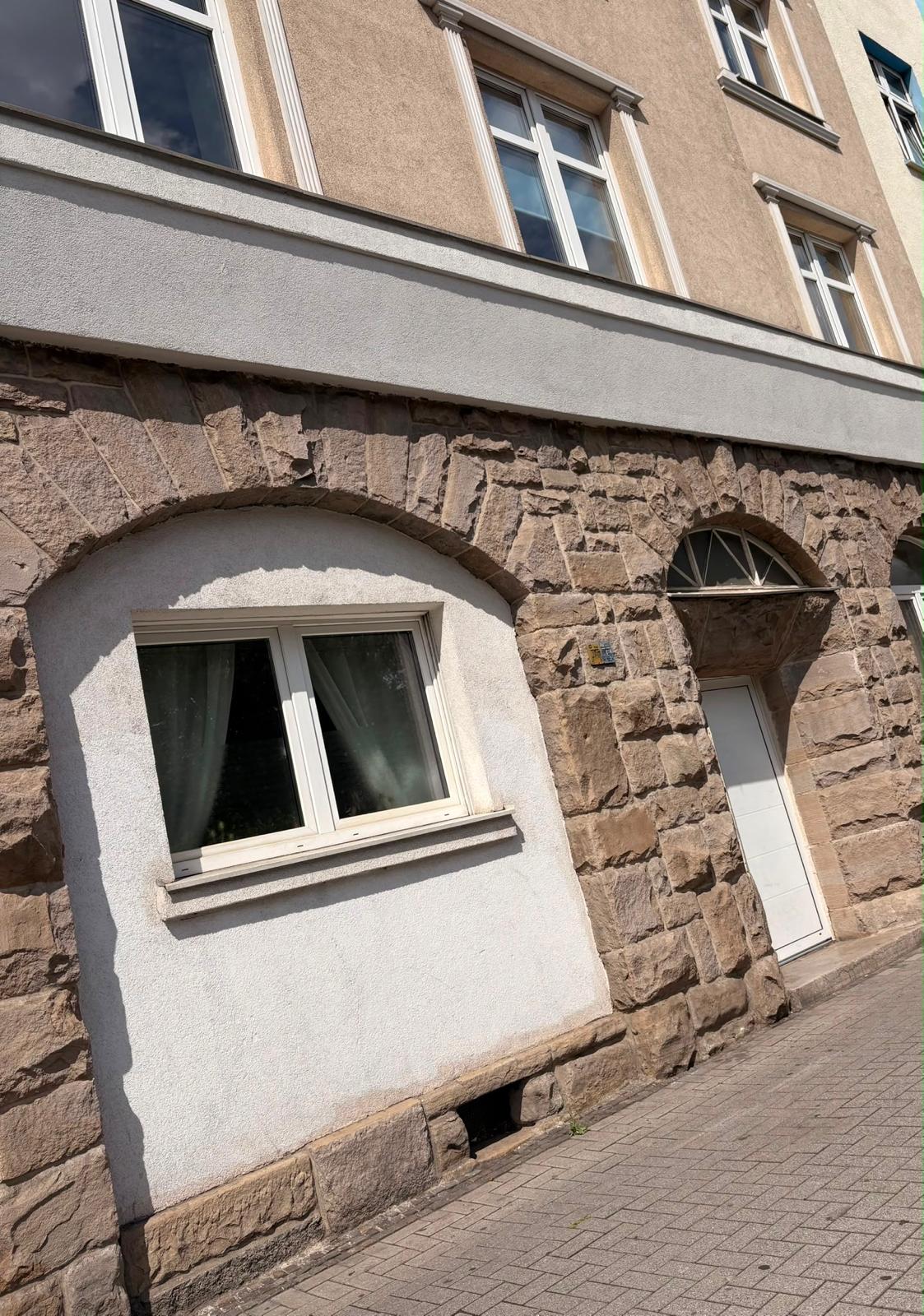Saubere Souterrain-Ansicht und Hauseingang eines von C&C Immocare verwalteten Wohnhauses in Dortmund